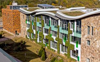 The living walls have a strong visual presence and are particularly important because the students are included in their cultivation on site. © Danil Kolodin / Tim Flynn architects Building with facade greening